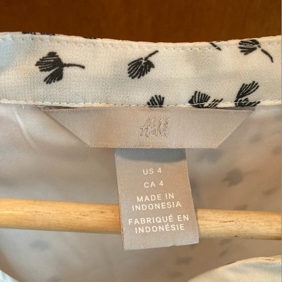 H&M Pretty Black & White Knee Length Short Sleeve Dress - Leaf Pattern - Picture 3 of 6